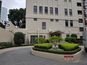 6 Beds including 3 Double Beds and 1 Single Bed and 2 Double Sofa Beds in a small 2 Bedrooms plus 2 Lounges Penthouse, Auckland